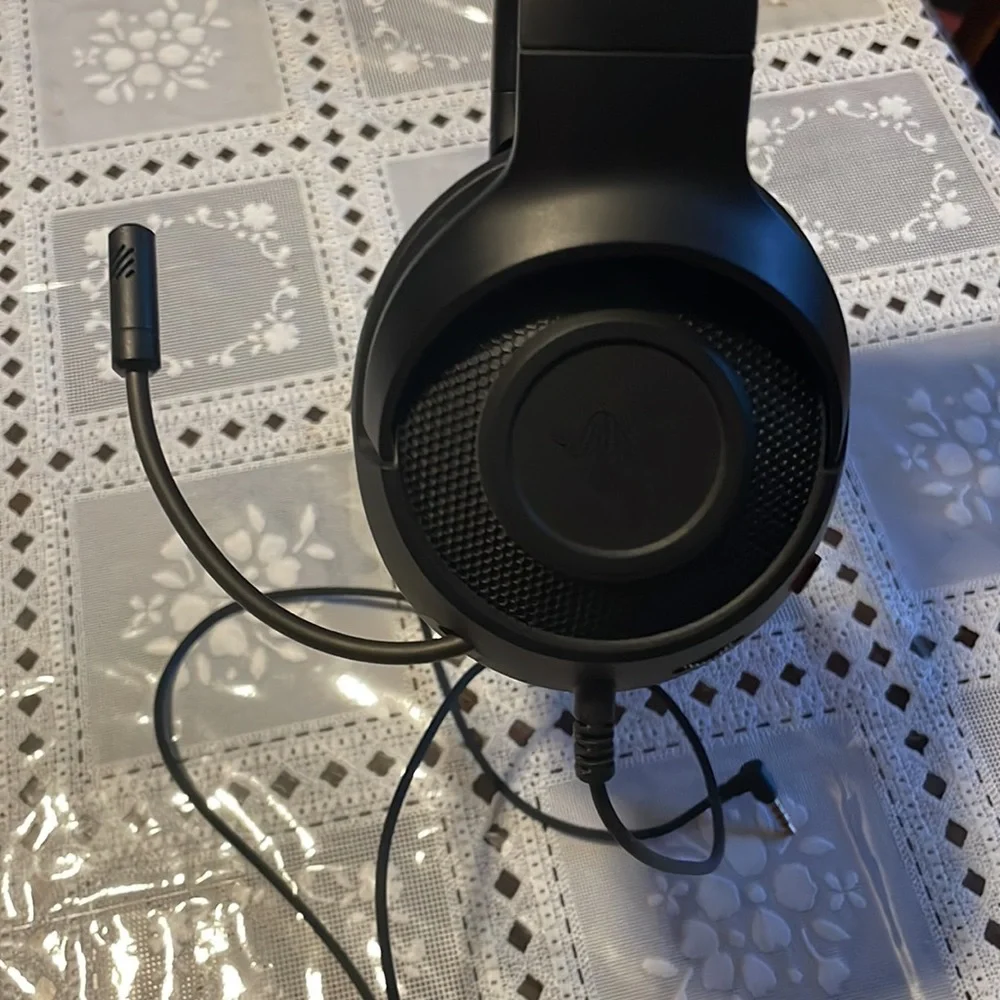 Black Razer headset/ microphone